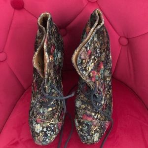 Steve Madden suede boots laced